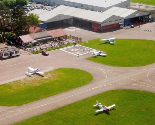 Vliegveld Teuge met parachutisten